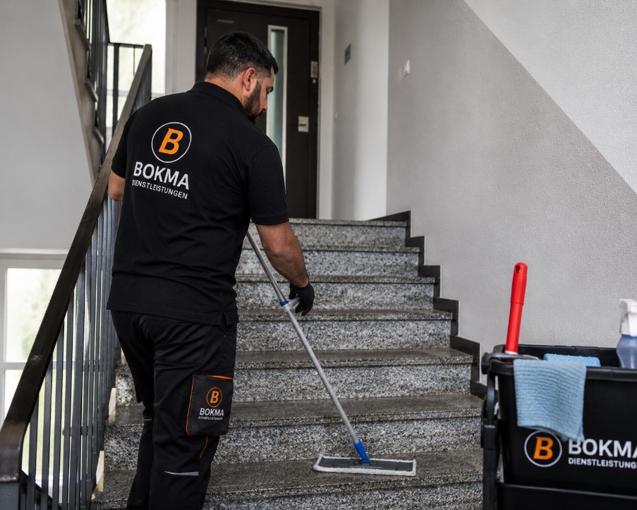 BOKMA Mitarbeiter bei der professionellen Treppenhausreinigung – Nürnberg und Umgebung